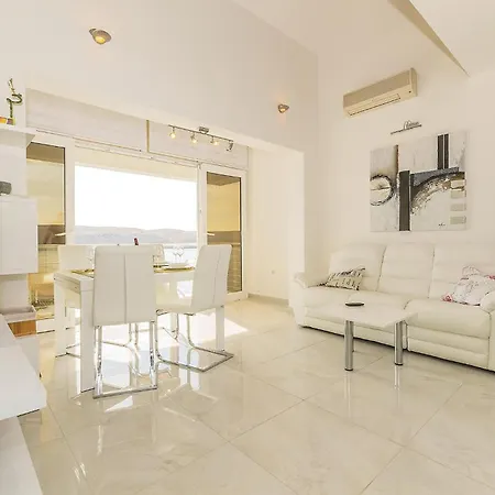 Apartmán Lovely In With House Sea View