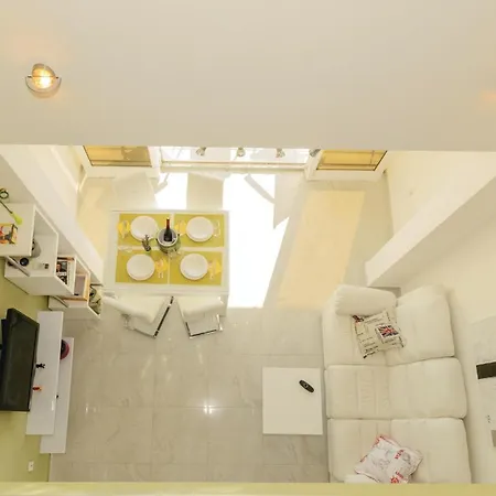Apartmán Lovely In With House Sea View